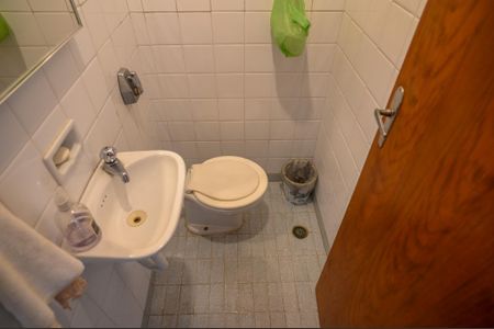 Casa para alugar com 350m², 7 quartos e 6 vagasBanheiro de Serviço- Casa 2