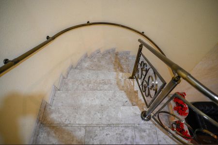 Casa para alugar com 350m², 7 quartos e 6 vagasEscada