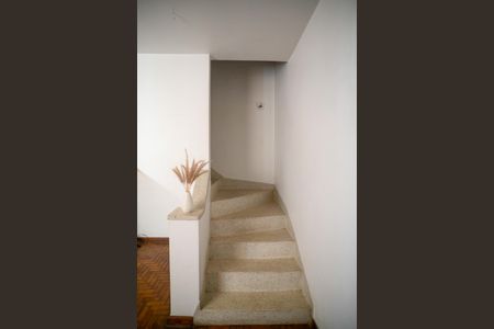 Casa para alugar com 350m², 7 quartos e 6 vagasEscada - Casa 2