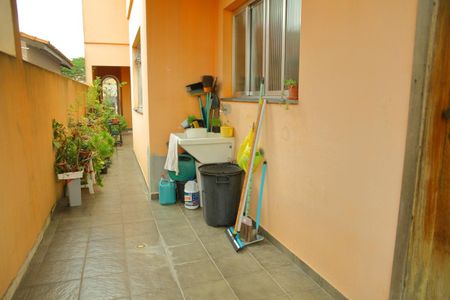 Casa à venda com 229m², 3 quartos e 4 vagasCorredor Lateral - Área de serviço 1 