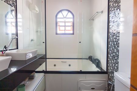 Casa à venda com 174m², 3 quartos e 3 vagasBanheiro da Suíte