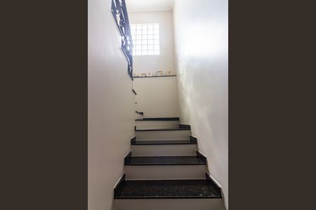 Casa à venda com 174m², 3 quartos e 3 vagasEscada