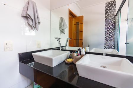 Casa à venda com 174m², 3 quartos e 3 vagasBanheiro da Suíte