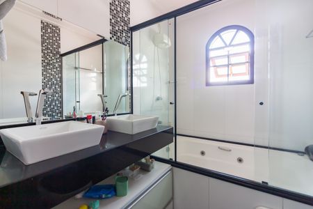 Casa à venda com 174m², 3 quartos e 3 vagasBanheiro da Suíte