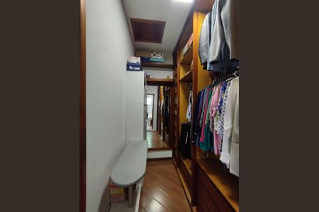 Casa à venda com 246m², 4 quartos e 3 vagas Casa à venda com 246m², 4 quartos e 3 vagasCloset