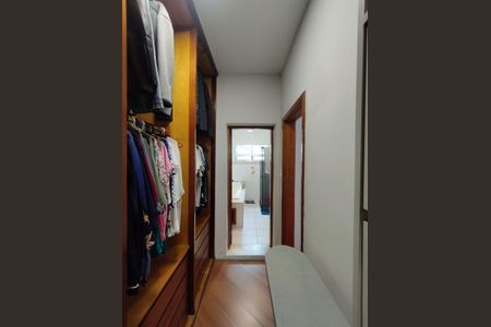 Casa à venda com 246m², 4 quartos e 3 vagas Casa à venda com 246m², 4 quartos e 3 vagasCloset