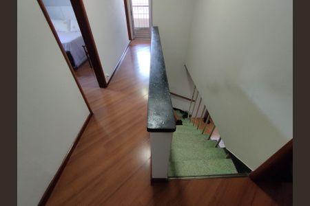 Casa à venda com 246m², 4 quartos e 3 vagas Casa à venda com 246m², 4 quartos e 3 vagasEscada