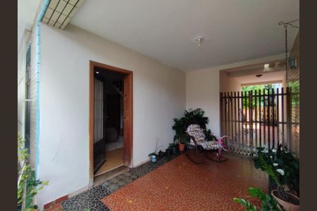 Casa à venda com 246m², 4 quartos e 3 vagas Casa à venda com 246m², 4 quartos e 3 vagasEntrada