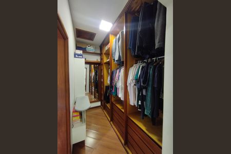 Casa à venda com 246m², 4 quartos e 3 vagas Casa à venda com 246m², 4 quartos e 3 vagasCloset