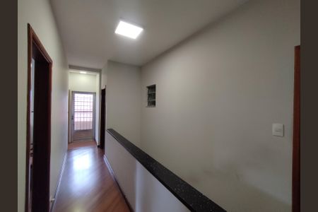 Casa à venda com 246m², 4 quartos e 3 vagas Casa à venda com 246m², 4 quartos e 3 vagasCorredor