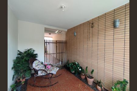 Casa à venda com 246m², 4 quartos e 3 vagas Casa à venda com 246m², 4 quartos e 3 vagasEntrada