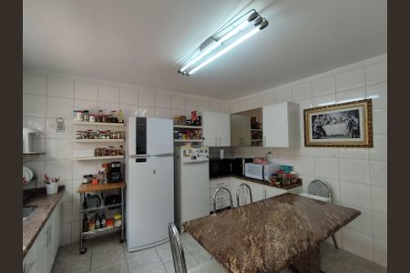 Casa à venda com 246m², 4 quartos e 3 vagas Casa à venda com 246m², 4 quartos e 3 vagasCozinha - Armários