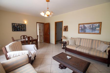 Casa à venda com 254m², 5 quartos e 3 vagasSala