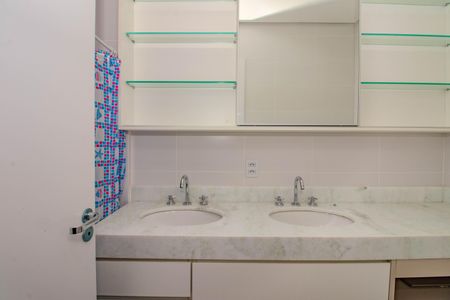 Casa de condomínio à venda com 210m², 3 quartos e 3 vagasBanheiro da Suíte 2