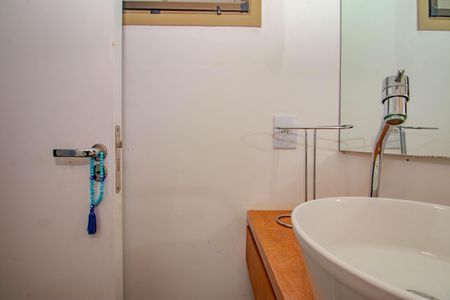 Casa de condomínio à venda com 210m², 3 quartos e 3 vagasLavabo