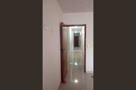 Casa à venda com 100m², 4 quartos e 2 vagas Casa à venda com 100m², 4 quartos e 2 vagasCorredor