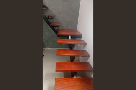 Casa à venda com 100m², 4 quartos e 2 vagas Casa à venda com 100m², 4 quartos e 2 vagasEscada