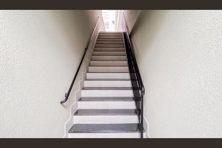 Apartamento à venda com 60m², 2 quartos e 1 vagaEscada