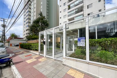 Apartamento à venda com 63m², 2 quartos e 2 vagasFachada + plaquinha