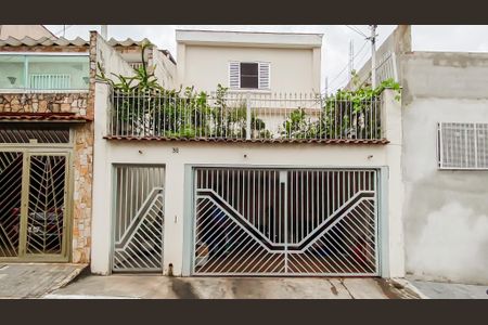 Casa à venda com 240m², 4 quartos e 2 vagas Casa à venda com 240m², 4 quartos e 2 vagasFachada