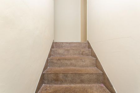 Escada  de casa para alugar com 2 quartos, 73m² em Jardim das Camelias, São Paulo