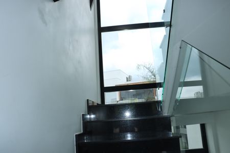 Casa de condomínio para alugar com 150m², 3 quartos e 2 vagasEscada