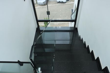 Casa de condomínio para alugar com 150m², 3 quartos e 2 vagasEscada