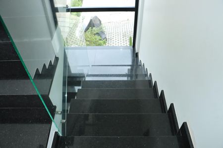 Casa de condomínio para alugar com 150m², 3 quartos e 2 vagasEscada