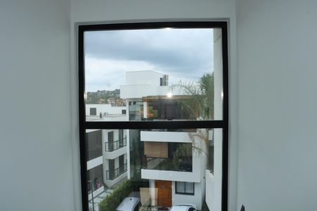 Casa de condomínio para alugar com 150m², 3 quartos e 2 vagasEscada