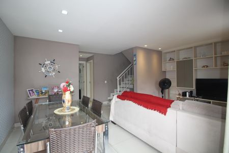 Casa de condomínio à venda com 120m², 4 quartos e 2 vagasSala