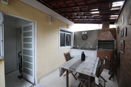 Casa de condomínio à venda com 120m², 4 quartos e 2 vagasChurrasqueira