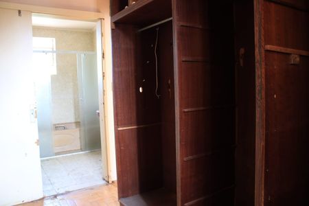 Casa à venda com 298m², 4 quartos e 2 vagas Casa à venda com 298m², 4 quartos e 2 vagasQuarto