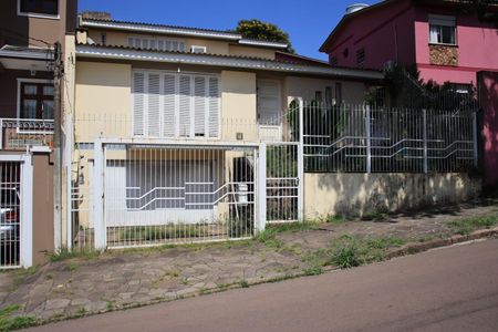 Casa à venda com 298m², 4 quartos e 2 vagas Casa à venda com 298m², 4 quartos e 2 vagasFachada
