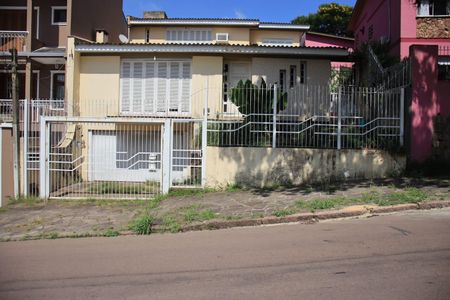 Casa à venda com 298m², 4 quartos e 2 vagas Casa à venda com 298m², 4 quartos e 2 vagasFachada