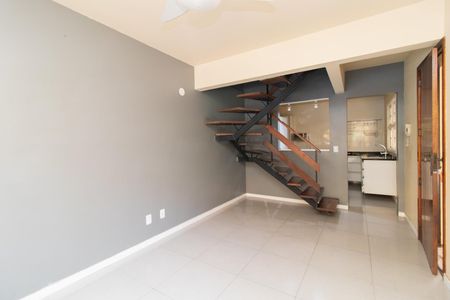 Sala de casa de condomínio para alugar com 3 quartos, 117m² em Medianeira, Porto Alegre