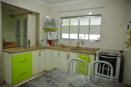 Casa à venda com 65m², 2 quartos e 2 vagasCozinha 