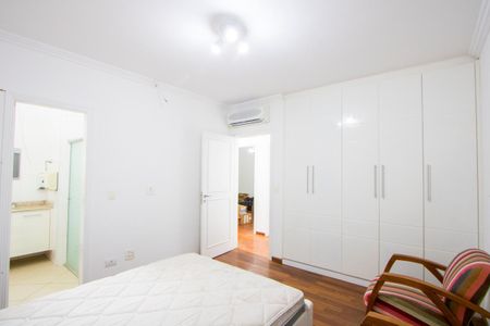 Casa à venda com 659m², 3 quartos e 7 vagas Casa à venda com 659m², 3 quartos e 7 vagasQuarto 1 - Suíte