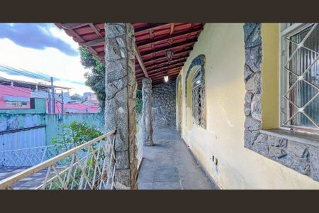 Casa à venda com 4 quartos, 300m² em Santa Cruz, Belo Horizonte