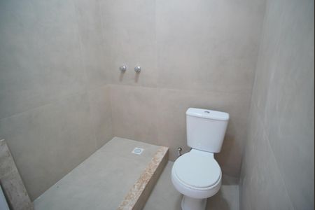 Banheiro da Suíte Americana de casa de condomínio à venda com 3 quartos, 86m² em Jardim Itu, Porto Alegre