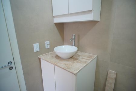 Banheiro da Suíte Americana de casa de condomínio à venda com 3 quartos, 86m² em Jardim Itu, Porto Alegre