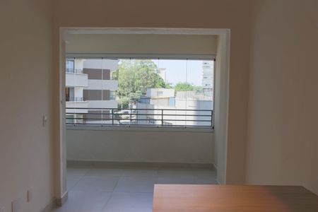 Sala com sacada integrada de kitnet/studio para alugar com 1 quarto, 32m² em Butantã, São Paulo