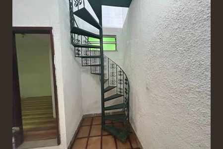 Casa para alugar com 120m², 4 quartos e 1 vagaEscada