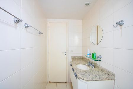 Apartamento à venda com 124m², 4 quartos e 4 vagasBanheiro social