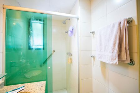 Apartamento à venda com 124m², 4 quartos e 4 vagasBanheiro do quarto 1