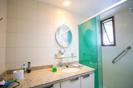 Apartamento à venda com 124m², 4 quartos e 4 vagasBanheiro do quarto 1