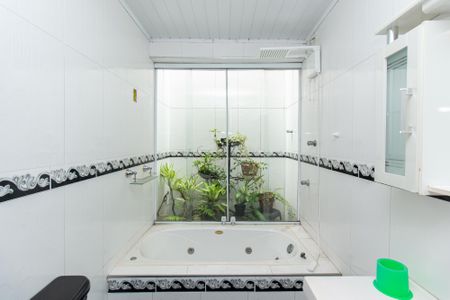 Casa para alugar com 256m², 2 quartos e 3 vagas Casa para alugar com 256m², 2 quartos e 3 vagasBanheiro da Suíte 1