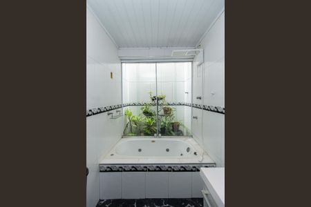 Casa para alugar com 256m², 2 quartos e 3 vagas Casa para alugar com 256m², 2 quartos e 3 vagasBanheiro da Suíte 1