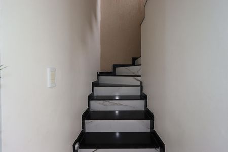 Casa de condomínio à venda com 132m², 3 quartos e 2 vagasEscada para o segundo piso