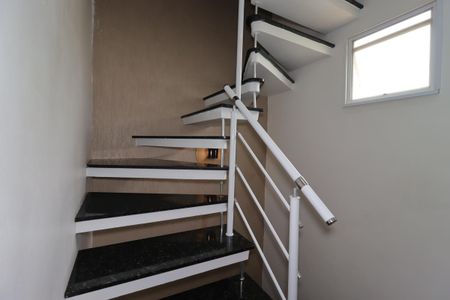 Casa de condomínio à venda com 132m², 3 quartos e 2 vagasEscada para o terceiro piso