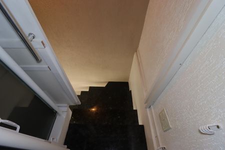 Casa de condomínio à venda com 132m², 3 quartos e 2 vagasEscada para o terceiro piso